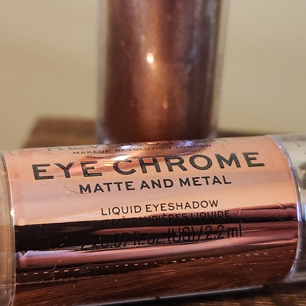 REVOLUTION EYE CHROME LIQUOD EYESHADOW - Picture 2 of 4